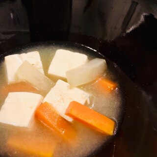 大根と人参と豆腐のシンプル味噌汁